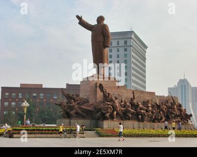 Riesige Statue von Mao Tse Tung auf einem Platz in Shenyang, China Stockfoto