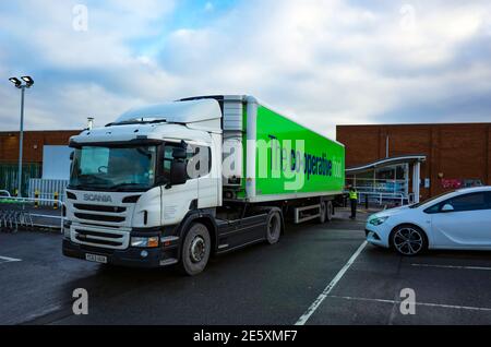 Großer LKW, der Waren an einen kooperativen Supermarkt in Marske liefert Am Meer Nord Yorkshire Stockfoto
