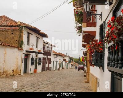 Villa de Leyva, Kolumbien - 02. Mai 2016: Gepflasterte Straße die kleine Stadt Villa de Leyva mit schöner und antiker Architektur, Südamerika Stockfoto