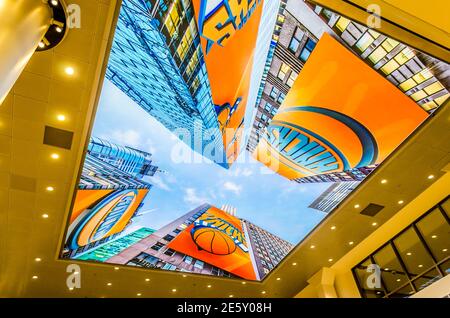 New York Knickd Deckendekoration mit Grafiken und Neonleuchten. Manhattan, New York City, USA Stockfoto