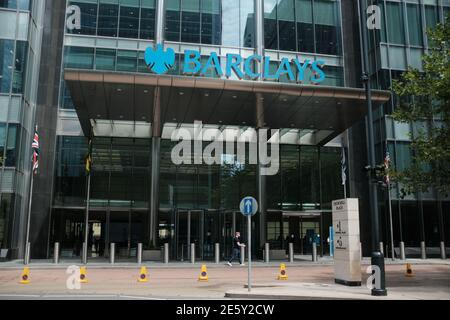 LONDON - 22. JULI 2020: Eingang zum Barclays-Gebäude in Canary Wharf Stockfoto