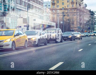 MOSKAU, RUSSLAND - 17. FEBRUAR 2019: Stau in der Straße des Prospect Mira Stockfoto