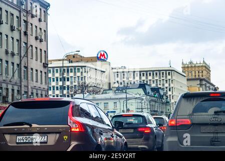 MOSKAU, RUSSLAND - 17. FEBRUAR 2019: Stau in der Straße des Prospect Mira Stockfoto