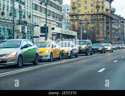 MOSKAU, RUSSLAND - 17. FEBRUAR 2019: Stau in der Straße des Prospect Mira Stockfoto