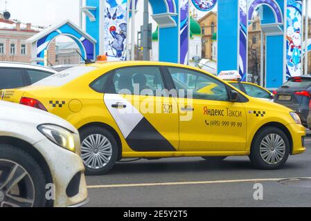 Moskau, Russland - 17. Februar 2019. Yandex Taxi neben dem Geschäftszentrum Moskau-Stadt. Gemeinsame Taxi in Russland für die Qualität und die Preise Stockfoto