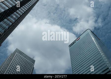 LONDON - 22. JULI 2020: Blick auf Wolkenkratzer in Canary Wharf. Ein Canada Square und HSBC Tower. Stockfoto