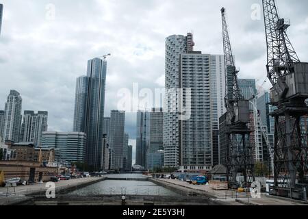 LONDON - 24. JULI 2020: Canary Wharf & Wood Wharf Stadtbild von der Blue Bridge in den Docklands. Stockfoto