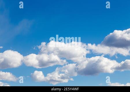 Blauer Himmel als Hintergrund mit flauschigen Wolken. Dieses Bild kann als Hintergrund verwendet werden. Stockfoto