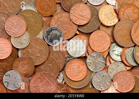 Nahaufnahme einer Sammlung von britischen Dezimalmünzen mit niedriger Stückelung, nämlich Pennies, zwei Pences und fünf Pences. Stockfoto