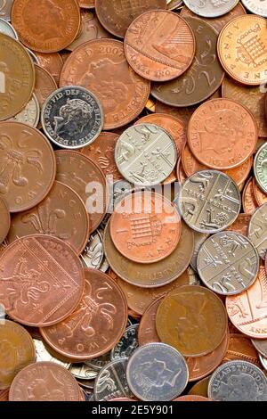 Nahaufnahme einer Sammlung von britischen Dezimalmünzen mit niedriger Stückelung, nämlich Pennies, zwei Pences und fünf Pences. Stockfoto