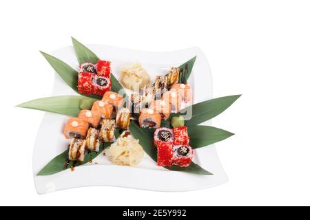 Weißes Gericht mit verschiedenen Sorten von Brötchen und Sushi. Isoliert auf weißem Hintergrund. Stockfoto
