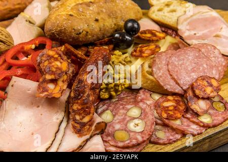 Verschiedene Arten von Salami, Speck und Würstchen auf einem Holztisch. Fat Junk Food. Geräuchertes Fleisch. Adipositas-Konzept. Übergewicht. Stockfoto