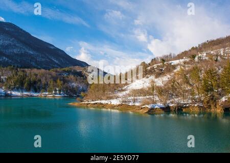 Winter am Verzegnis See oder Lago di Verzegnis, einem künstlichen See in Karnien, Provinz Udine, Friaul-Julisch Venetien, Nordostitalien Stockfoto