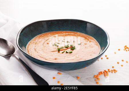 Vegane rote Linsensuppe mit Schnittlauch. Gesunder Lebensstil, veganes Lebensmittelkonzept. Stockfoto