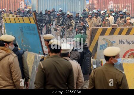 Indische paramilitärische Kräfte und die Polizei von Delhi waren während der Demonstration an der Grenze zu Singhu (Delhi - Haryana) stationiert.Bauern protestieren gegen neue Agrargesetze, die eine gesetzliche Definition von MSP (Minimum Support Price) fordern. Die Spannungen nahmen zu, nachdem schwere Sicherheitskräfte an der Grenze zu Singhu und Ghazipur ankamen, doch die Führer der Bauern weigerten sich, den Protestplatz zu räumen. Stockfoto