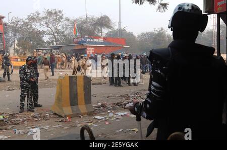 Indische paramilitärische Kräfte und die Polizei von Delhi waren während der Demonstration an der Grenze zu Singhu (Delhi - Haryana) stationiert.Bauern protestieren gegen neue Agrargesetze, die eine gesetzliche Definition von MSP (Minimum Support Price) fordern. Die Spannungen nahmen zu, nachdem schwere Sicherheitskräfte an der Grenze zu Singhu und Ghazipur ankamen, doch die Führer der Bauern weigerten sich, den Protestplatz zu räumen. Stockfoto