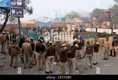 Indische paramilitärische Kräfte und die Polizei von Delhi waren während der Demonstration an der Grenze zu Singhu (Delhi - Haryana) stationiert.Bauern protestieren gegen neue Agrargesetze, die eine gesetzliche Definition von MSP (Minimum Support Price) fordern. Die Spannungen nahmen zu, nachdem schwere Sicherheitskräfte an der Grenze zu Singhu und Ghazipur ankamen, doch die Führer der Bauern weigerten sich, den Protestplatz zu räumen. Stockfoto