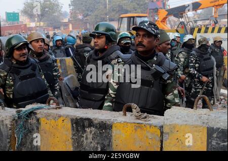 Indische paramilitärische Kräfte, die an der Grenze zu Singhu (Delhi - Haryana) stationiert sind, protestieren gegen neue Agrargesetze, die eine gesetzliche Definition von MSP (Minimum Support Price) fordern. Die Spannungen nahmen zu, nachdem schwere Sicherheitskräfte an der Grenze zu Singhu und Ghazipur ankamen, doch die Führer der Bauern weigerten sich, den Protestplatz zu räumen. Stockfoto