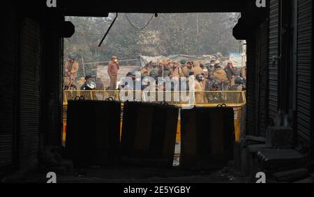 Indische paramilitärische Kräfte und die Polizei von Delhi waren während der Demonstration an der Grenze zu Singhu (Delhi - Haryana) stationiert.Bauern protestieren gegen neue Agrargesetze, die eine gesetzliche Definition von MSP (Minimum Support Price) fordern. Die Spannungen nahmen zu, nachdem schwere Sicherheitskräfte an der Grenze zu Singhu und Ghazipur ankamen, doch die Führer der Bauern weigerten sich, den Protestplatz zu räumen. Stockfoto