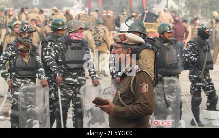 Indische paramilitärische Kräfte und die Polizei von Delhi waren während der Demonstration an der Grenze zu Singhu (Delhi - Haryana) stationiert.Bauern protestieren gegen neue Agrargesetze, die eine gesetzliche Definition von MSP (Minimum Support Price) fordern. Die Spannungen nahmen zu, nachdem schwere Sicherheitskräfte an der Grenze zu Singhu und Ghazipur ankamen, doch die Führer der Bauern weigerten sich, den Protestplatz zu räumen. Stockfoto