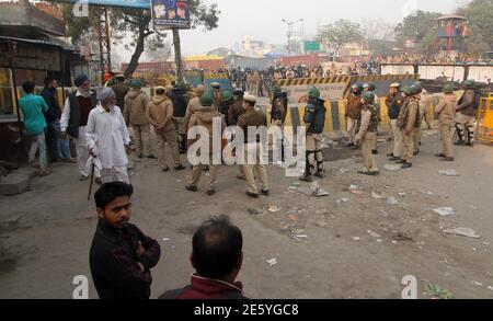 Indische paramilitärische Kräfte und die Polizei von Delhi waren während der Demonstration an der Grenze zu Singhu (Delhi - Haryana) stationiert.Bauern protestieren gegen neue Agrargesetze, die eine gesetzliche Definition von MSP (Minimum Support Price) fordern. Die Spannungen nahmen zu, nachdem schwere Sicherheitskräfte an der Grenze zu Singhu und Ghazipur ankamen, doch die Führer der Bauern weigerten sich, den Protestplatz zu räumen. Stockfoto