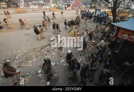 Indische paramilitärische Kräfte und die Polizei von Delhi waren während der Demonstration an der Grenze zu Singhu (Delhi - Haryana) stationiert.Bauern protestieren gegen neue Agrargesetze, die eine gesetzliche Definition von MSP (Minimum Support Price) fordern. Die Spannungen nahmen zu, nachdem schwere Sicherheitskräfte an der Grenze zu Singhu und Ghazipur ankamen, doch die Führer der Bauern weigerten sich, den Protestplatz zu räumen. Stockfoto