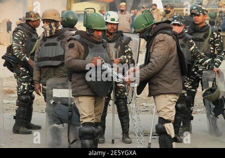 Indische paramilitärische Kräfte und die Polizei von Delhi waren während der Demonstration an der Grenze zu Singhu (Delhi - Haryana) stationiert.Bauern protestieren gegen neue Agrargesetze, die eine gesetzliche Definition von MSP (Minimum Support Price) fordern. Die Spannungen nahmen zu, nachdem schwere Sicherheitskräfte an der Grenze zu Singhu und Ghazipur ankamen, doch die Führer der Bauern weigerten sich, den Protestplatz zu räumen. Stockfoto