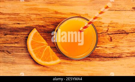 Frischer Orangensaft im Glas auf Holzhintergrund. Hochwertige Fotos Stockfoto