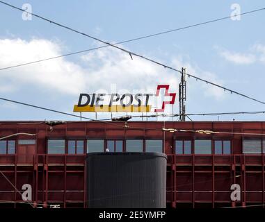 Basel, SCHWEIZ: Schweizer Post-Schild an der Wand eines Postamtes. Schweizerische Post eine Aktiengesellschaft, die nationale Postdienste für die Schweiz erbringt. Stockfoto