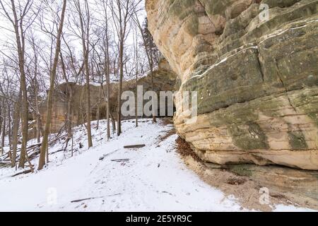 Gemeinderatsüberhang an einem Wintermorgen. Starved Rock State Park, Illinois, USA Stockfoto