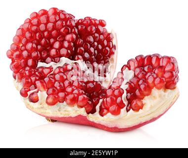 Reife gebrochene Granatapfel Frucht isoliert auf weißem Hintergrund mit Clipping Pfad. Volle Schärfentiefe. Stockfoto