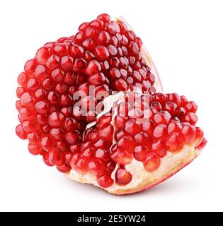 Reife gebrochene Granatapfel Frucht isoliert auf weißem Hintergrund mit Clipping Pfad. Volle Schärfentiefe. Stockfoto