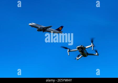 Foto-Drohne DJI Mavic Air 2 und im Hintergrund ein startend Airbus A 300 Flugzeuge zusammen im Luftraum, Digital Composing, Deutschland, Europa Stockfoto