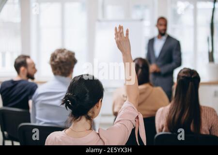 Konzentrieren Sie sich auf den Kursteilnehmer. Männlicher Sprecher, der in der Halle des Universitätsworkshops vorstellte. Publikum oder Konferenzsaal. Rückansicht von nicht erkannten Teilnehmern. Wissenschaftliche, geschäftliche Veranstaltung, Ausbildung. Bildung Stockfoto