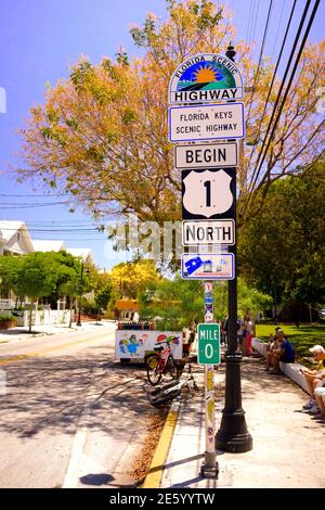 Beginn des Highway One in Key West, Florida, FL USA. Südlichster Punkt in den kontinentalen USA. Insel Urlaubsziel für entspannten Tourismus. Stockfoto