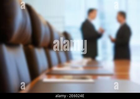 Verschwommenes Foto von Geschäftsleuten, die im Konferenzraum sprechen Stockfoto