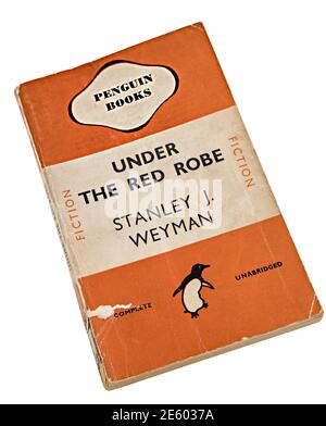 Unter der roten Robe Taschenbuch von Stanley J Weyman veröffentlicht von Penguin im Jahr 1945, erstmals veröffentlicht 1911 Stockfoto