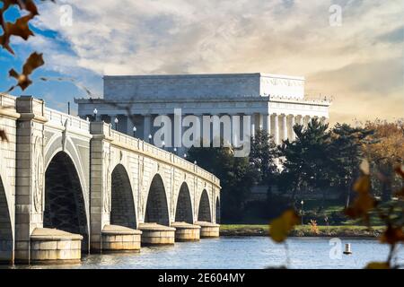 Das Lincoln Memorial und die Arlington Memorial Bridge, die sich vom Mount Vernon Trail über den Potomac River bis nach Washington DC erstrecken Stockfoto