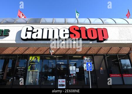 Außenansicht eines GameStop-Videospielhändlers im Stadtteil Queens von New York City, NY, 28. Januar 2021. Aktien der Gaming-Merchandise und Unterhaltungselektronik-Shop haben sich von einzelnen Investoren mit Reddit Forum WallStreetBets subreddit angeheizt, um andere Amateur-Händler zu ermutigen, Aktien zu kaufen, die stark gegen Wetten oder verkürzt, was Wall Street zu Millionen von Dollar verlieren. Der Handel mit der Aktie wurde mehrmals gestoppt und einige Broker haben Grenzen gesetzt, um den Anstieg zu kontrollieren.(Foto: Anthony Behar/Sipa USA) Stockfoto