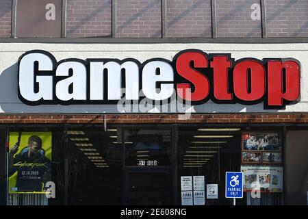 Außenansicht eines GameStop-Videospielhändlers im Stadtteil Queens von New York City, NY, 28. Januar 2021. Aktien der Gaming-Merchandise und Unterhaltungselektronik-Shop haben sich von einzelnen Investoren mit Reddit Forum WallStreetBets subreddit angeheizt, um andere Amateur-Händler zu ermutigen, Aktien zu kaufen, die stark gegen Wetten oder verkürzt, was Wall Street zu Millionen von Dollar verlieren. Der Handel mit der Aktie wurde mehrmals gestoppt und einige Broker haben Grenzen gesetzt, um den Anstieg zu kontrollieren.(Foto: Anthony Behar/Sipa USA) Stockfoto