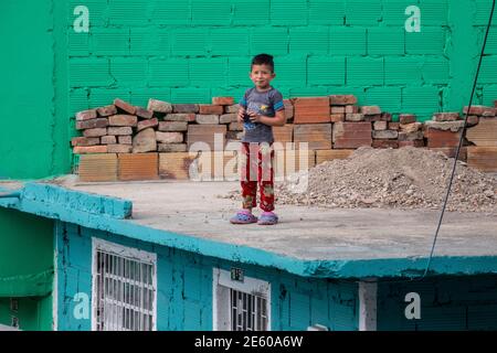 Bogota, Kolumbien - 20. Februar 2020: Comuna El Paraiso, eine arme Stadt im Süden von Bogota, die meist bergige ländliche Stadt umfasst eine der lar Stockfoto