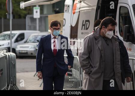 Barcelona, Katalonien, Spanien. Januar 2021. Salvador Illa, ehemaliger Gesundheitsminister Spaniens und aktueller Kandidat für die Präsidentschaft der Generalitat Kataloniens, wird im katalanischen Hauptquartier seiner Partei PSOE (Spanish Socialist Workers Party) eintreffen.der Präsident der spanischen Regierung, Pedro SÃ¡nchez war in Barcelona am Sitz seiner Partei in Katalonien, PSOE (Spanish Socialist Workers Party) für eine virtuelle Kundgebung in campanha des Kandidaten seiner Partei für die Generalitat von Katalonien und des ehemaligen spanischen Gesundheitsministers Salvador Illa (Foto: © Thia Stockfoto