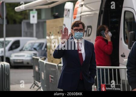 Barcelona, Katalonien, Spanien. Januar 2021. Salvador Illa, ehemaliger Gesundheitsminister Spaniens und aktueller Kandidat für die Präsidentschaft der Generalitat Kataloniens, wird im katalanischen Hauptquartier seiner Partei PSOE (Spanish Socialist Workers Party) eintreffen.der Präsident der spanischen Regierung, Pedro SÃ¡nchez war in Barcelona am Sitz seiner Partei in Katalonien, PSOE (Spanish Socialist Workers Party) für eine virtuelle Kundgebung in campanha des Kandidaten seiner Partei für die Generalitat von Katalonien und des ehemaligen spanischen Gesundheitsministers Salvador Illa (Foto: © Thia Stockfoto