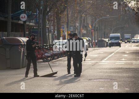 Barcelona, Katalonien, Spanien. Januar 2021. Polizisten werden gesehen, ob es vor der Ankunft des Präsidenten der spanischen Regierung, Pedro SÃ¡nchez, keine Sprengstoffe gab.der Präsident der spanischen Regierung, Pedro SÃ¡nchez, war in Barcelona am Sitz seiner Partei in Katalonien, PSOE (Spanish Socialist Workers Party) Für eine virtuelle Kundgebung in campanha des Kandidaten seiner Partei für die Generalitat von Katalonien und ehemaliger Gesundheitsminister aus Spanien, Salvador Illa Credit: Thiago Prudencio/DAX/ZUMA Wire/Alamy Live News Stockfoto