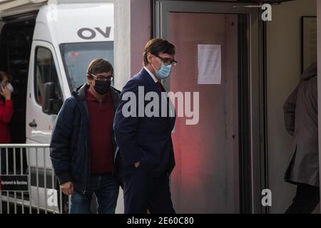 Barcelona, Katalonien, Spanien. Januar 2021. Salvador Illa, ehemaliger Gesundheitsminister Spaniens und aktueller Kandidat für die Präsidentschaft der Generalitat Kataloniens, wird im katalanischen Hauptquartier seiner Partei PSOE (Spanish Socialist Workers Party) eintreffen.der Präsident der spanischen Regierung, Pedro SÃ¡nchez war in Barcelona am Sitz seiner Partei in Katalonien, PSOE (Spanish Socialist Workers Party) für eine virtuelle Kundgebung in campanha des Kandidaten seiner Partei für die Generalitat von Katalonien und des ehemaligen spanischen Gesundheitsministers Salvador Illa (Foto: © Thia Stockfoto