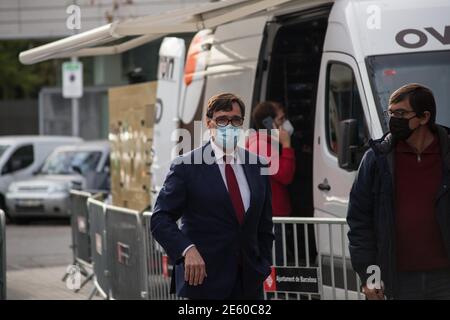 Barcelona, Katalonien, Spanien. Januar 2021. Salvador Illa, ehemaliger Gesundheitsminister Spaniens und aktueller Kandidat für die Präsidentschaft der Generalitat Kataloniens, wird im katalanischen Hauptquartier seiner Partei PSOE (Spanish Socialist Workers Party) eintreffen.der Präsident der spanischen Regierung, Pedro SÃ¡nchez war in Barcelona am Sitz seiner Partei in Katalonien, PSOE (Spanish Socialist Workers Party) für eine virtuelle Kundgebung in campanha des Kandidaten seiner Partei für die Generalitat von Katalonien und des ehemaligen spanischen Gesundheitsministers Salvador Illa (Foto: © Thia Stockfoto