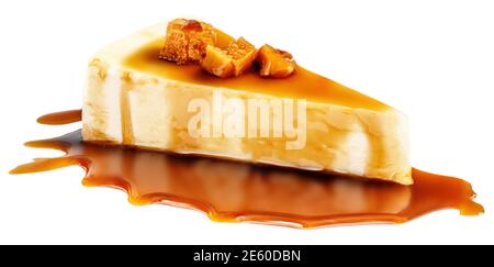 Stück leckeren Kuchen mit Karamell isoliert auf weißem Hintergrund. Käsekuchen mit Karamellsauce Stockfoto