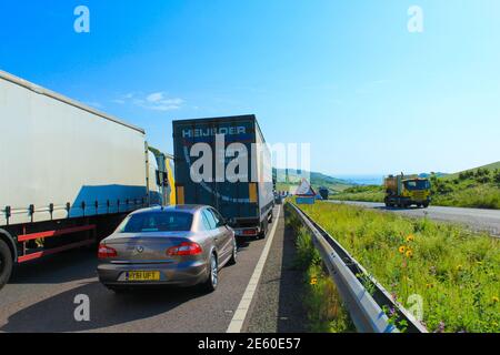 LKW und Autos stecken in der typischen für 2016 Sommer Stau auf der A20 Autobahn nach Dover, England. Die A20 ist groß Straße im Südosten Englands,2016 Stockfoto