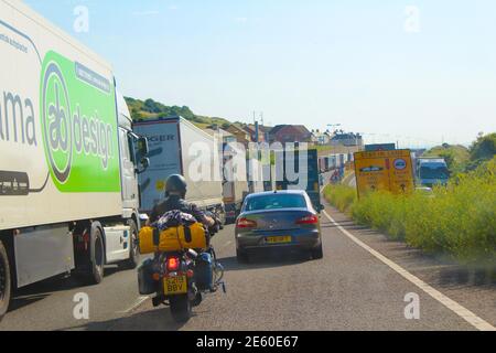 LKW und Autos stecken in der typischen für 2016 Sommer Stau auf der A20 Autobahn nach Dover, England. Die A20 ist groß Straße im Südosten Englands,2016 Stockfoto