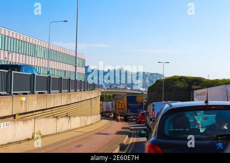 LKW und Autos stecken in der typischen für 2016 Sommer Stau auf der A20 Autobahn nach Dover, England. Die A20 ist groß Straße im Südosten Englands,2016 Stockfoto